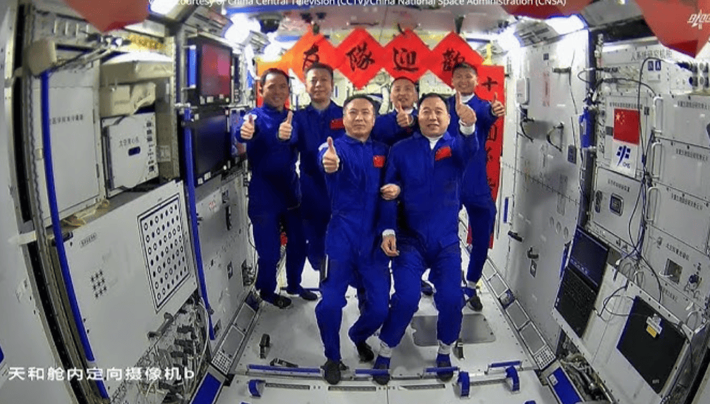 ОТКАКО КОЛЕГИТЕ ЗАМИНАЛЕ СО НИВНОТО ЛЕТАЛО, кинеските асторнаути од следната смена заглавени во вселената без возило за враќање