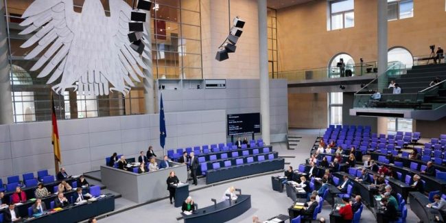 ПРАТЕНИЦИ ВО ГЕРМАНСКИОТ БУНДЕСТАГ ДОБИЛЕ СОМНИТЕЛНИ ПАКЕТИ СО УЕСБЕ-СТИКОВИ, ПОЛИЦИЈАТА ПРЕДУПРЕДИ ДА НЕ СЕ СТАВААТ ВО КОМПЈУТЕР