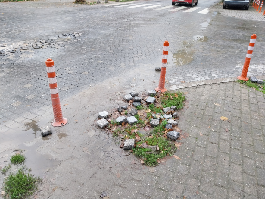 Внимавајте на оваа улица во Центар – има голема ударна дупка и извадени бекатон коцки