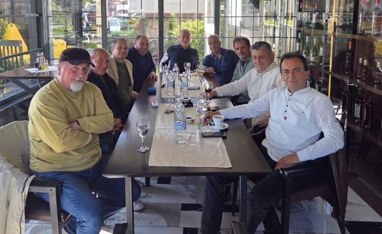 Бранко Црвенковски со фотографија од Кичево каде што вчера победи македонскиот кандидат