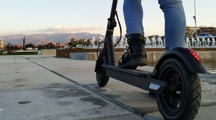 Тешко повредени две малолетнички, паднале од електричен тротинет