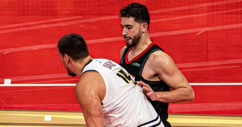 ВИДЕО: Јокиќ заби преку двајца двометраши, Денвер ја доби драмата во Хјустон