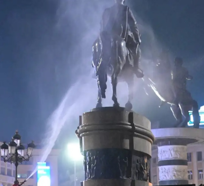 Освен улиците и спомениците низ Скопје видоа вода