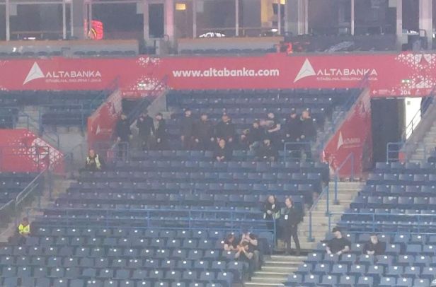 Гробари не дозволија нов хаос – со клоци ги избркаа тепачите на Вучиќ од трибината (ВИДЕО)