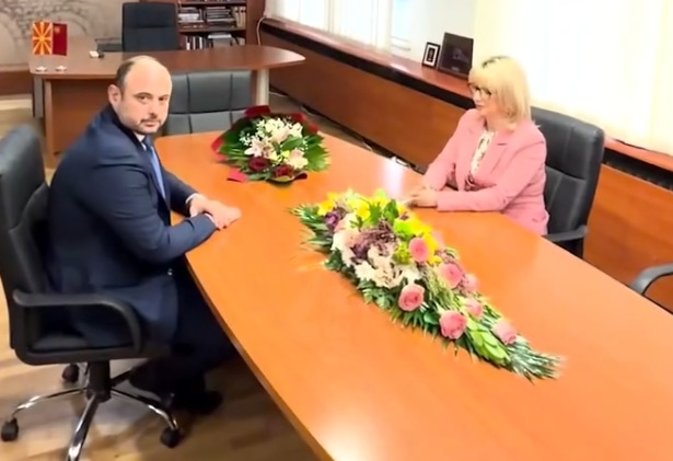 Со букет цвеќе Ѓорѓиевски ја испрати Арсовска и ја презема градоначалничката функција