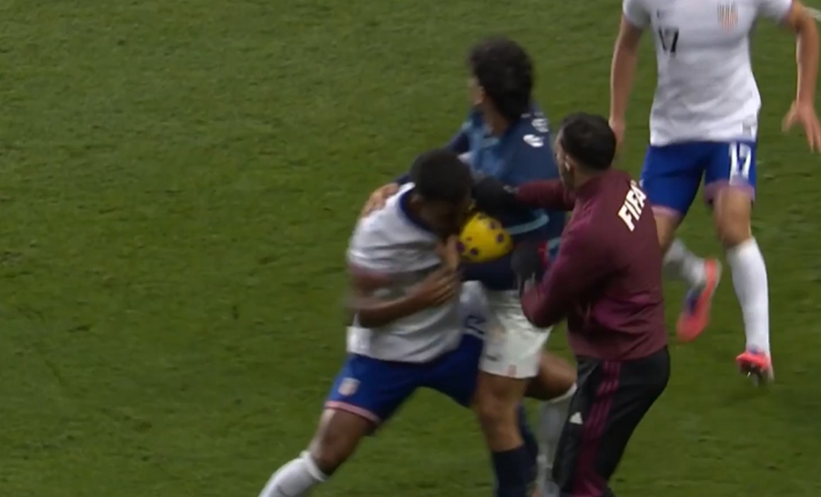 Хаос на пријателскиот натпревар меѓу САД и Парагвај, не се знаеше кој кого удира (ВИДЕО)