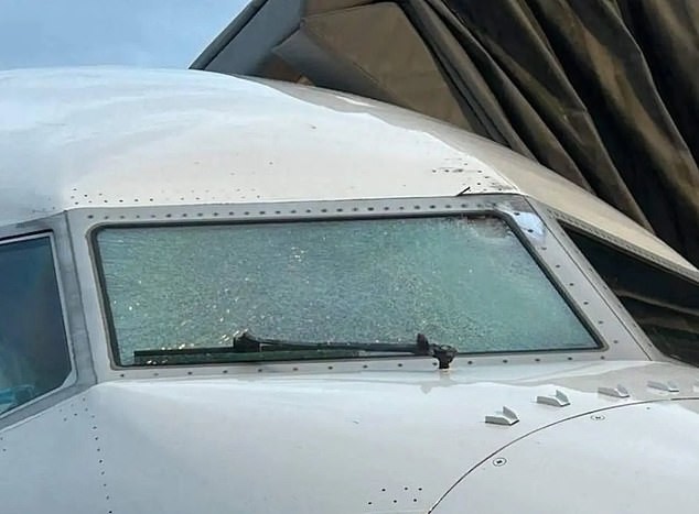 Паника на 11.000 метри: Откриен мистериозниот објект што скрши ја скрши шофершајбната на патнички авион на United Airlines