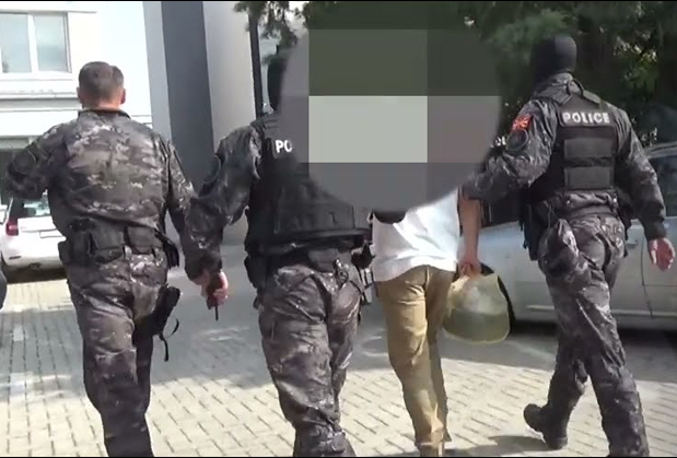 Малолетник и четиримина возрасни Авганистанци шверцувале мигранти преку Македонија