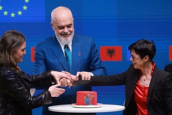 (ВИДЕО) РАМА ПРЕСЕЧЕ ТОРТА: Aлбанија го отвори последниот кластер од преговорите со ЕУ