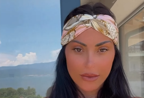 Летен поздрав од Гавазова во ноември – Пејачата „разгоре“ со жежок изглед од топлиот Дојран (видео) 