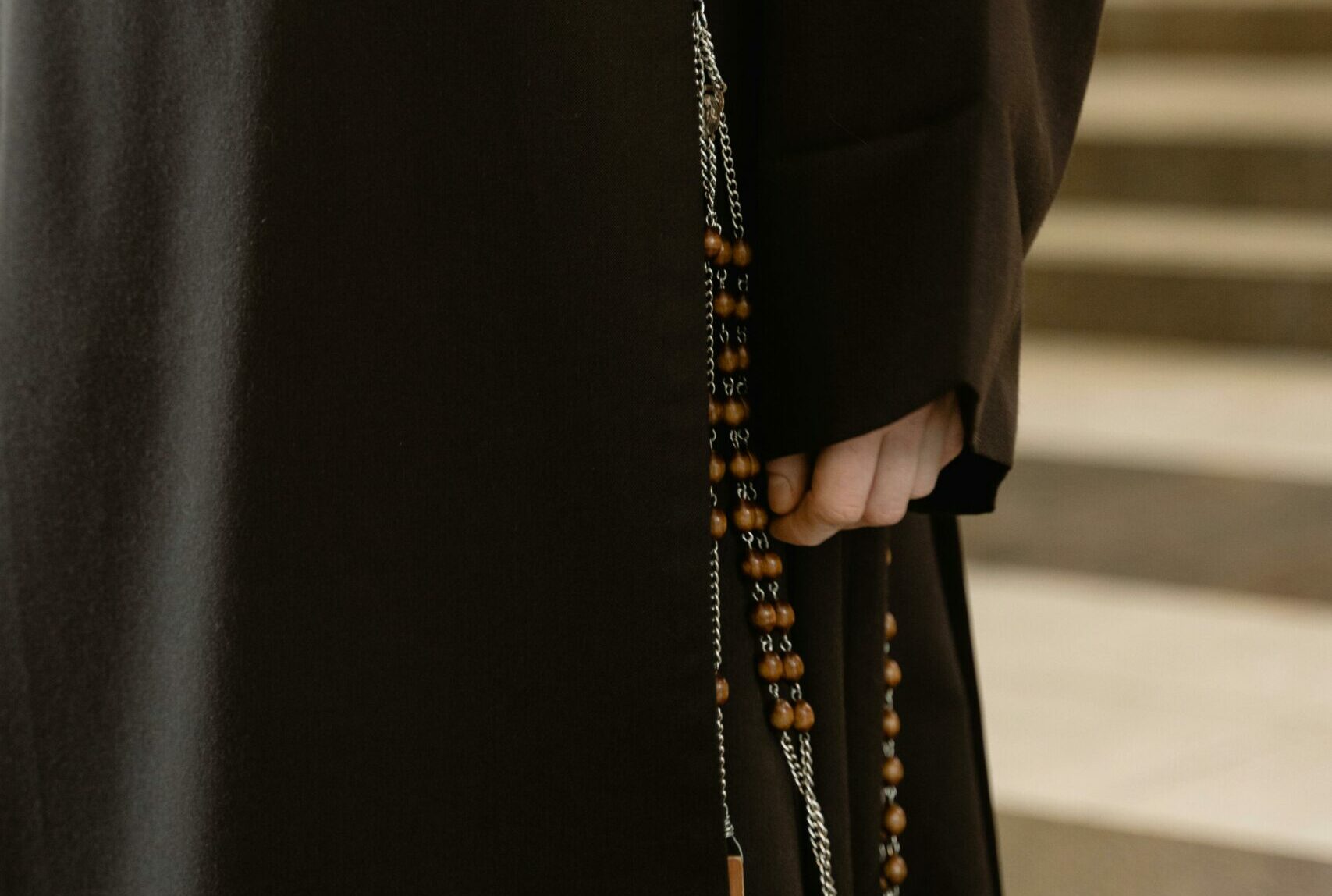 Лажен поп вршел погребни обреди на гробиштата во Ѓорче Петров и Волково