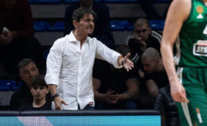 Контроверзниот Јанакопулос удри на своите играчи: „Добивате се што ќе посакате, а на терен мачиња…“