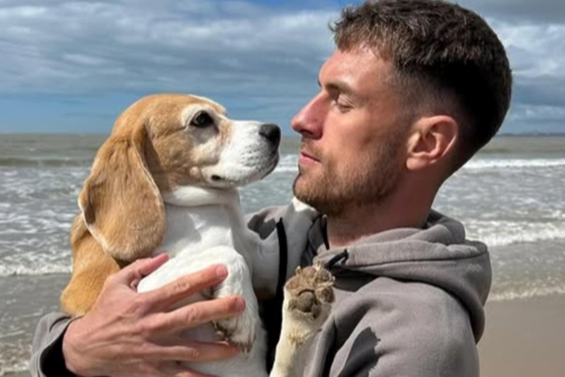 Поранешниот фудбалер на Арсенал го загуби своето куче, па го раскина договорот со клубот и ја напушти земјата