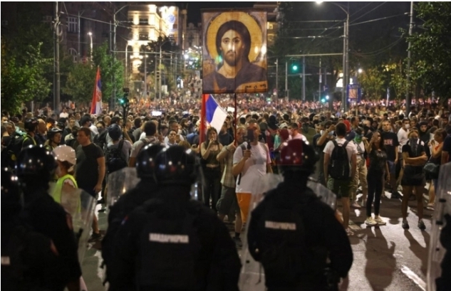 (ВИДЕО) Полицаец претепа девојка во Нови Сад