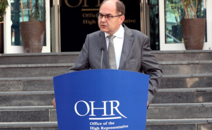 САД побарале оставка од Високиот претставник во БИХ, но тој одбил затоа што „Берлин одлучувал за него“