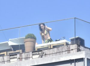 (Фото) Облече најмало бикини и помисли дека никој нема да ја види: папараците ја фатија на покривот на хотел