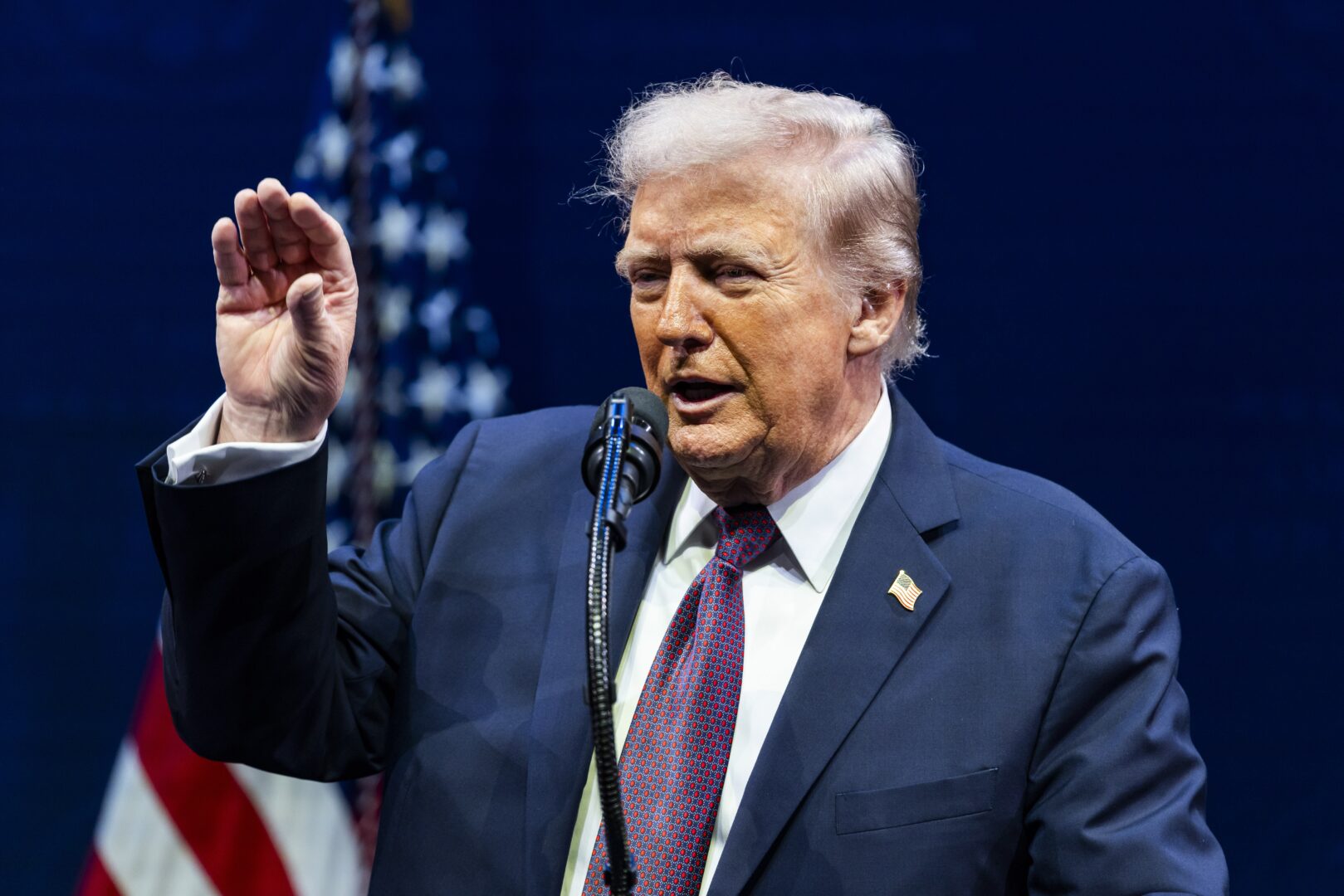 По 2.000 долари на сите американски граѓани, им ветува Трамп