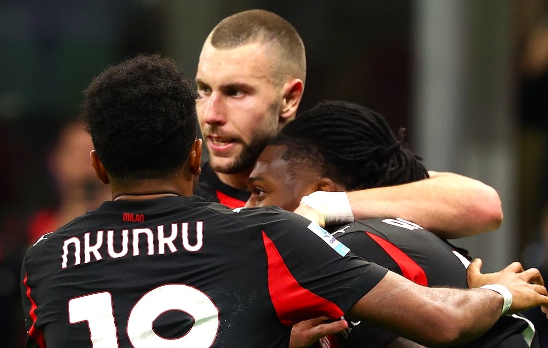 Милан го доби дербито со Рома, Павловиќ и Мењан се хероите на „росонерите“ (ВИДЕО)