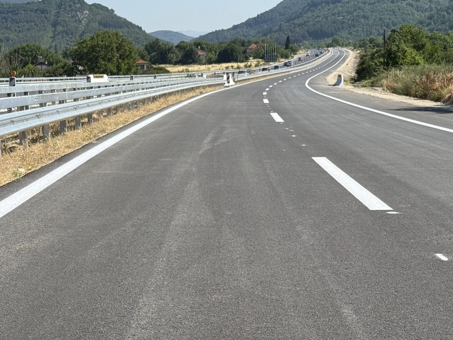 Сообраќајот се одвива непречено по влажни коловози