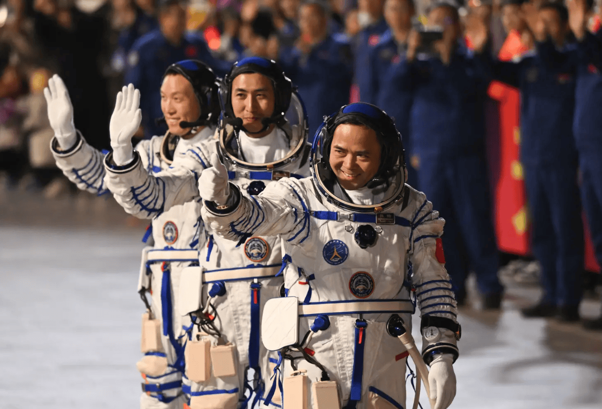 „ВИКНЕТЕ ГО ИЛОН“: Интернетот врие од повици до главниот на Space X да ги спаси кинеските астронаути заглавени во вселената