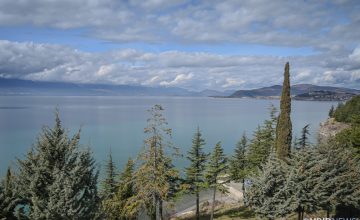 Променливо облачно со повремени врнежи од дожд