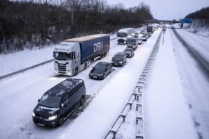 Снегот предизвика хаос низ цела Србија, дел од патишта покриени со снег