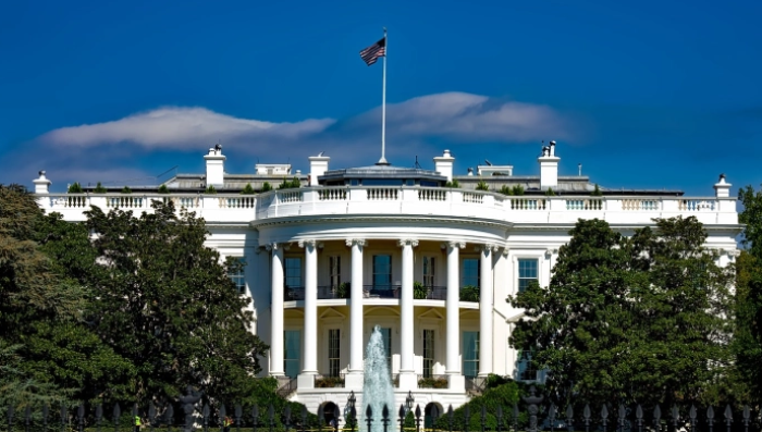 Белата куќа воведува ново правило со кое се ограничува пристапот за новинарите