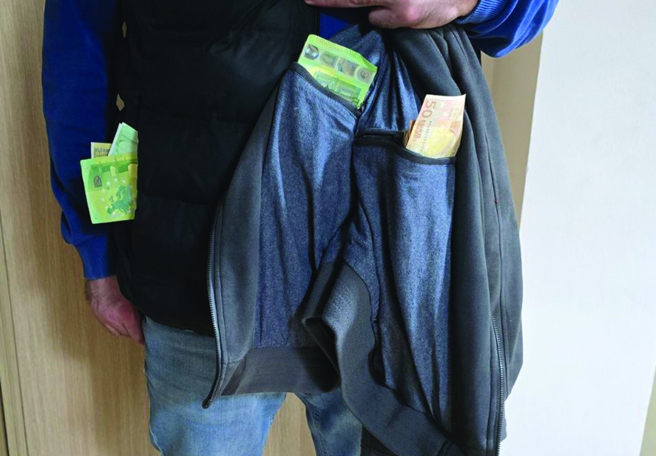 ПАРИ КРИЕЛЕ ВО ПЛИКО, НО И ВО ВНАТРЕШНИ ЏЕБОВИ – Цариниците со „богата“ парична заплена, откриени и златни плочки