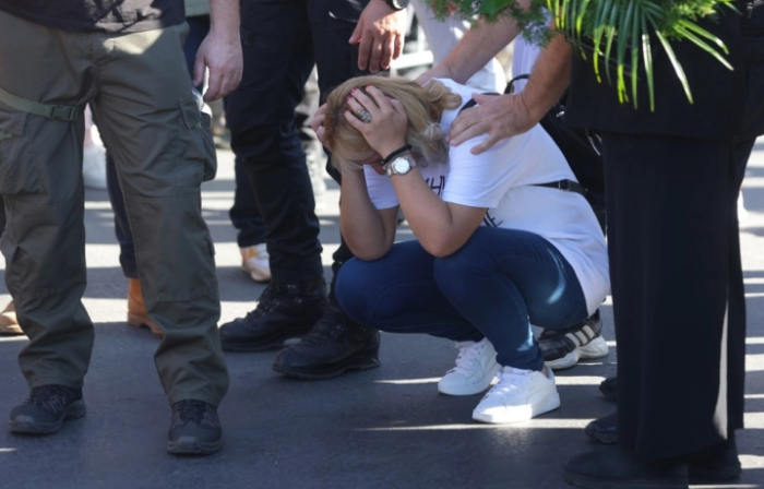 Пред српското Собрание почна штрајк со глад мајка на дете загинато во падот на бетонската настрешница во Нови Сад