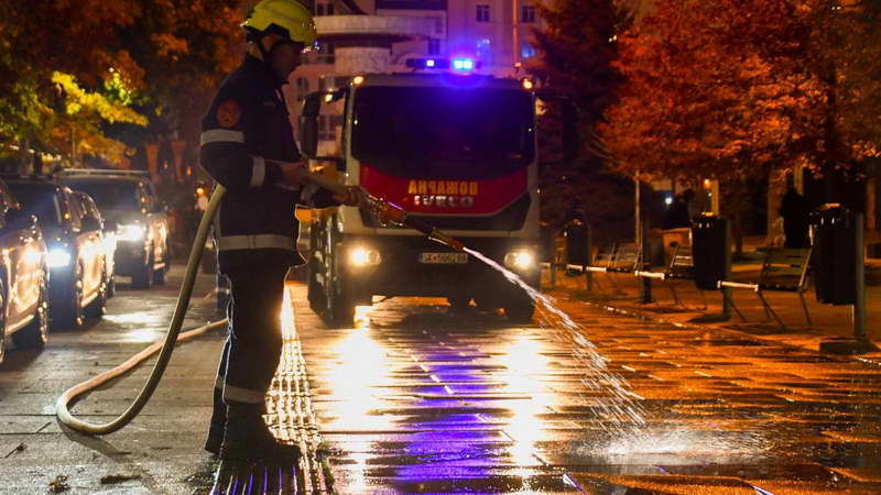 Комуналните камиони направија светлечко шоу, па заминаа да го чистат Скопје