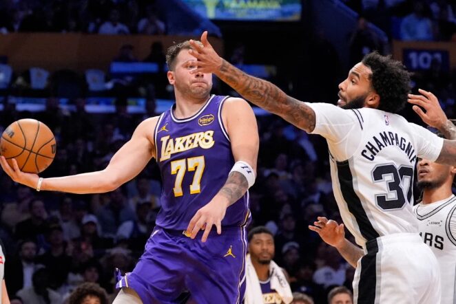 (Видео) Лејкерси во луд меч славеа над Сан Антонио, Портланд прв ја победи Оклахома