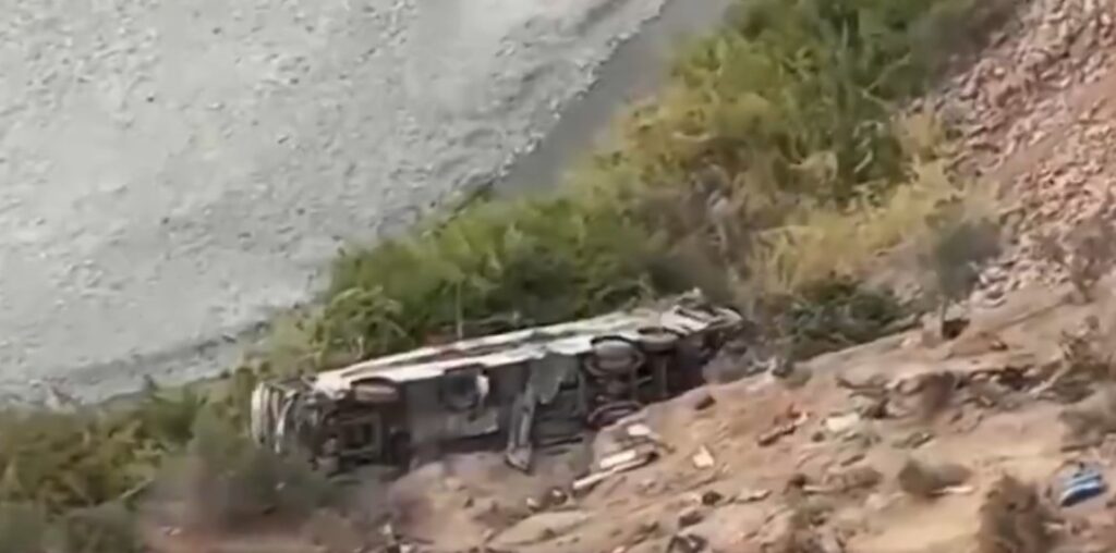 Трагедија во Перу: Автобус падна во провалија, најмалку 37 загинати