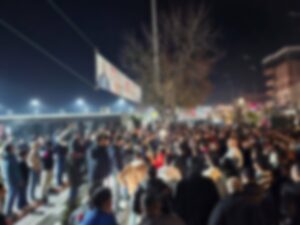 Прекршен молк: Низ Шуто Оризари вечерва еден од кандидатите со над 200 луѓе скандираат и агитираат