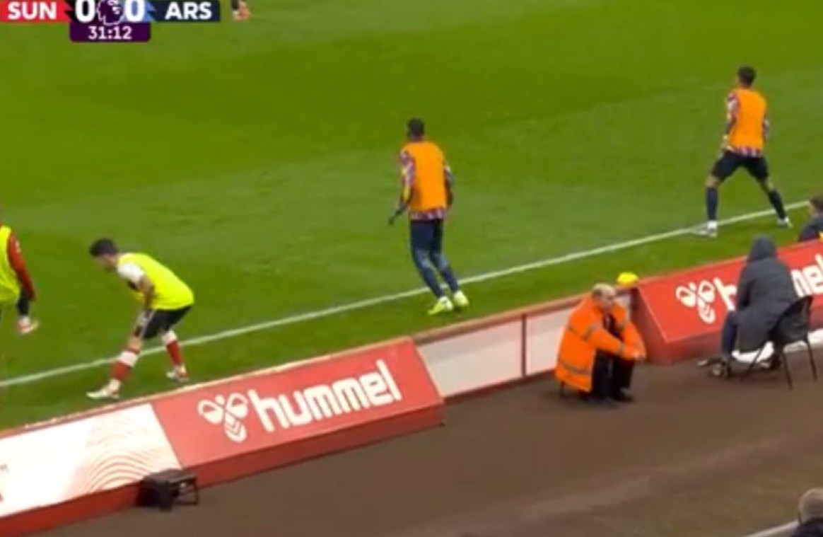 Сандерленд за да го запре Арсенал ги употреби и рекламите