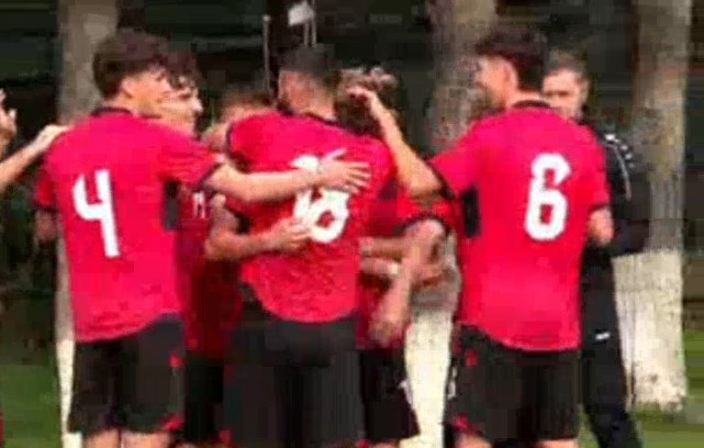 Од клупа им го даде