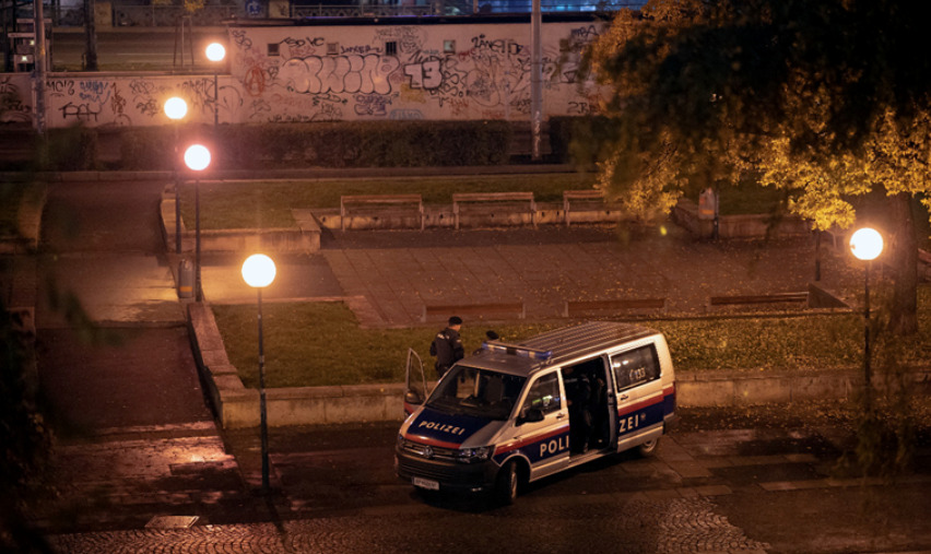 Пукање во Виена: Еден маж убиен, друг во критична состојба, напаѓачите во бегство