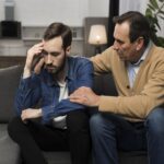 Ако вашето возрасно дете ги избегнува овие прашања, веројатно крие нешто сериозно – велат психолозите