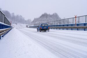 (ВИДЕО) Снежен хаос во регионот – автомобилите останаа заглавени на пат