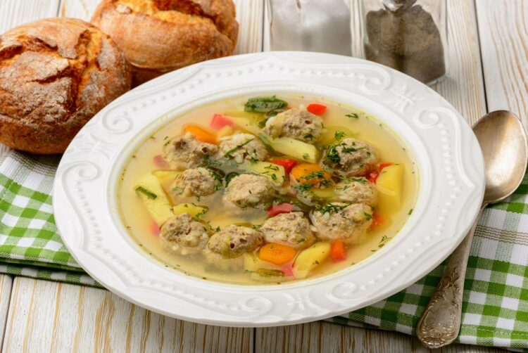 РЕЦЕПТ НА ДЕНОТ: Супа со зеленчук и ќофтиња