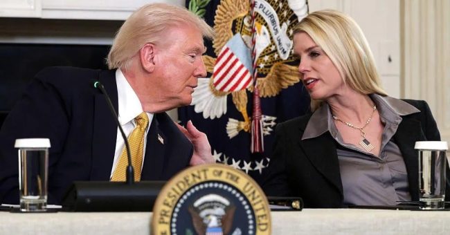 ПО БАРАЊЕ НА ТРАМП МИНИСТЕРСТВОТО ЗА ПРАВДА НА САД ИСТРАЖУВА ДАЛИ ЕПСТАЈН БИЛ ПОВРЗАН СО КЛИНТОН И БАНКИТЕ