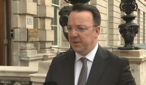 Гренланд го менува својот облик и се движи кон северозапад