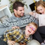 Како да внесете хумор во родителството (дури и ако не сте природно духовити)