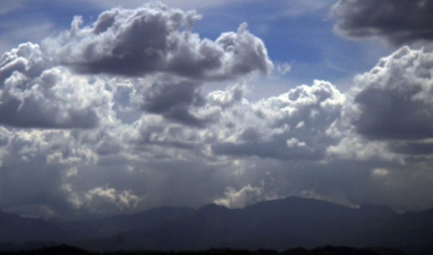 Претежно облачно со повремен дожд