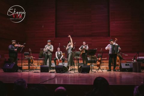 Групата „Скопје Виа“ и актерката Јана Стојановска ве канат на концерт