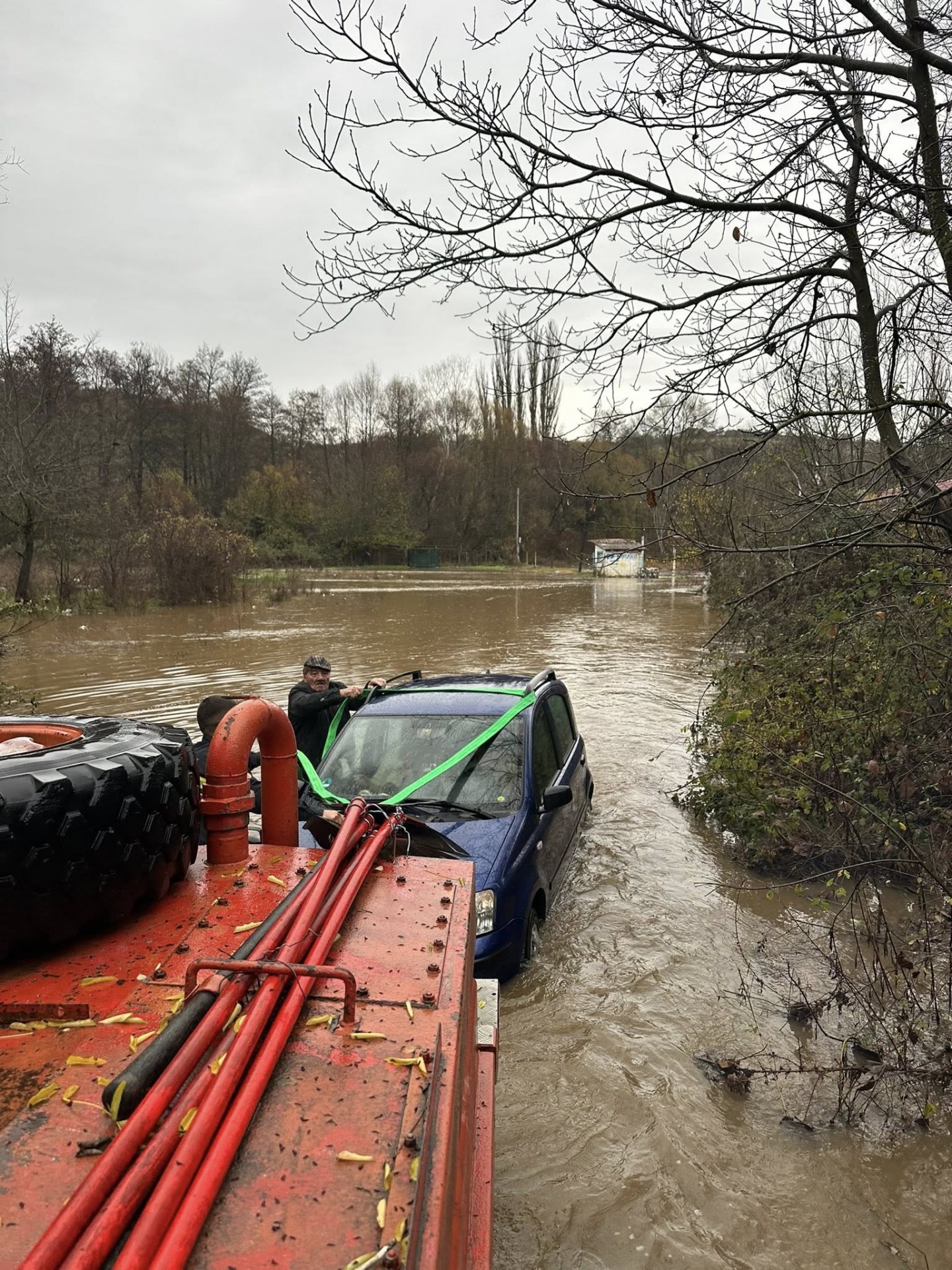 (ФОТО) Пожарникарите во Старо Нагоричане извлекоа две лица заглавени во Пчиња