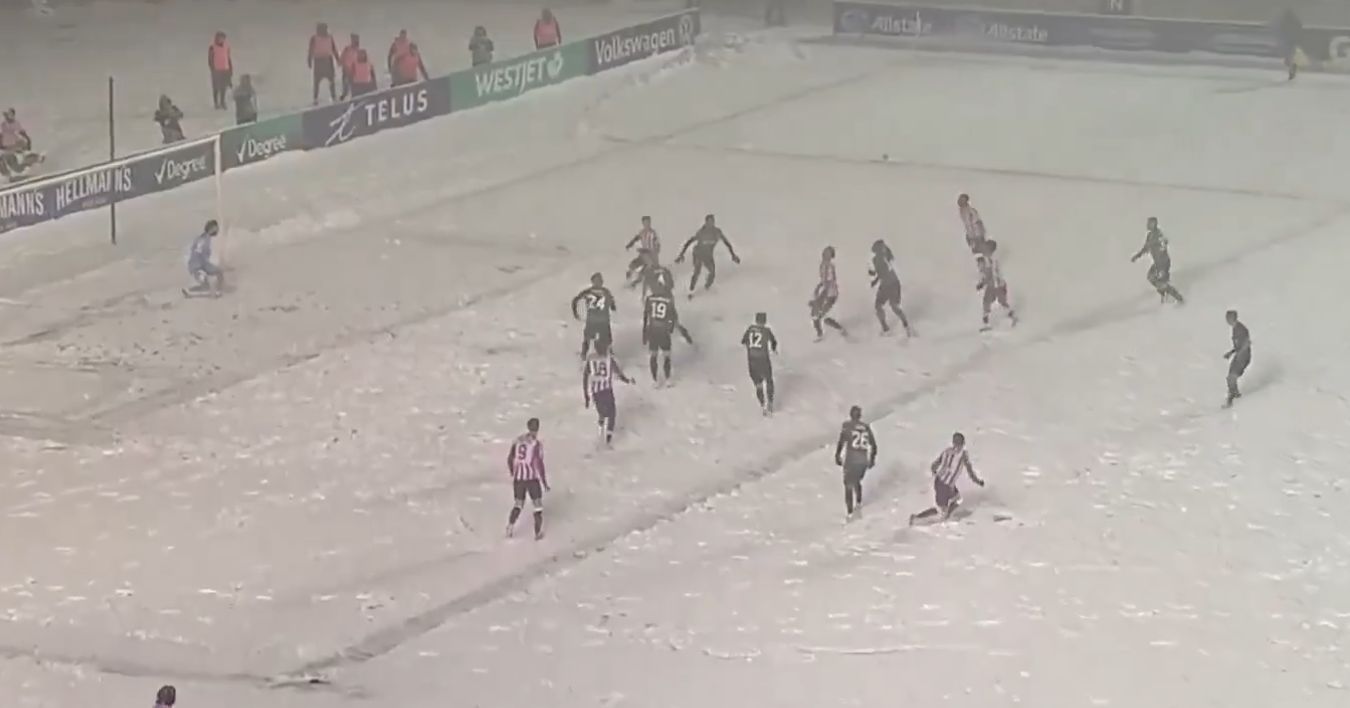 Лудо, во Канада се играше фудбал на многу снег – ова не може да се случи во Европа! (ВИДЕО)