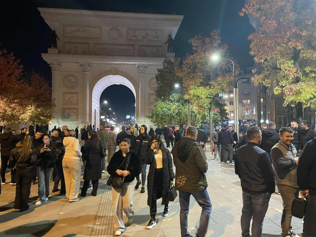 (ФОТО) Симпатизери на ВМРО-ДПМНЕ се собираат на централниот плоштад во Скопје, очекуваат убедлива сигурна на Ѓорѓиевски