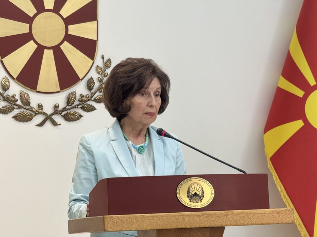 Сиљановска-Давкова го честиташе Денот на албанската азбука: Јазикот и писмото се темелни вредности коишто го обликуваат колективниот идентитет