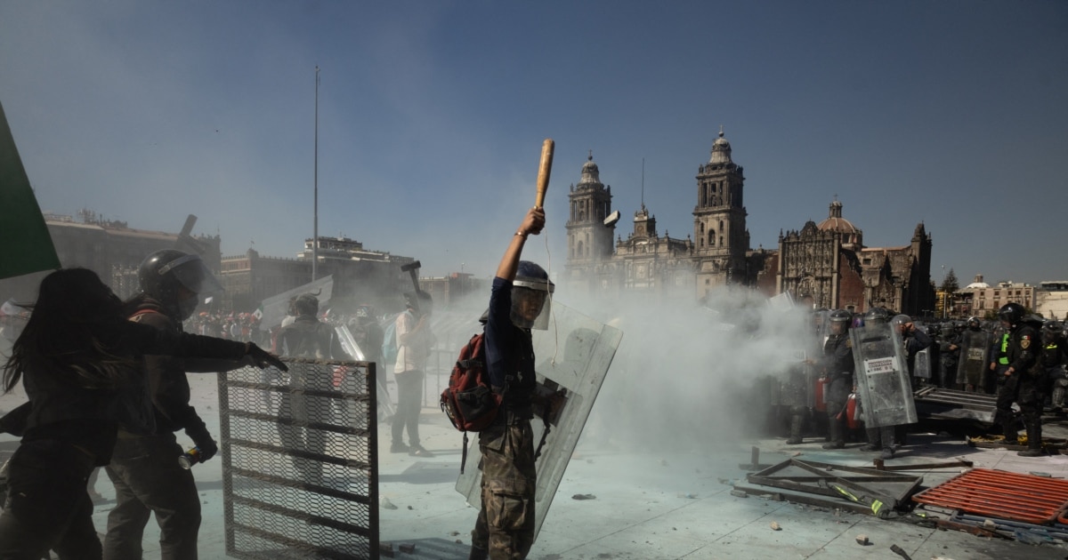 Судири со полицијата на антивладин протест во Мексико, повредени 120 лица