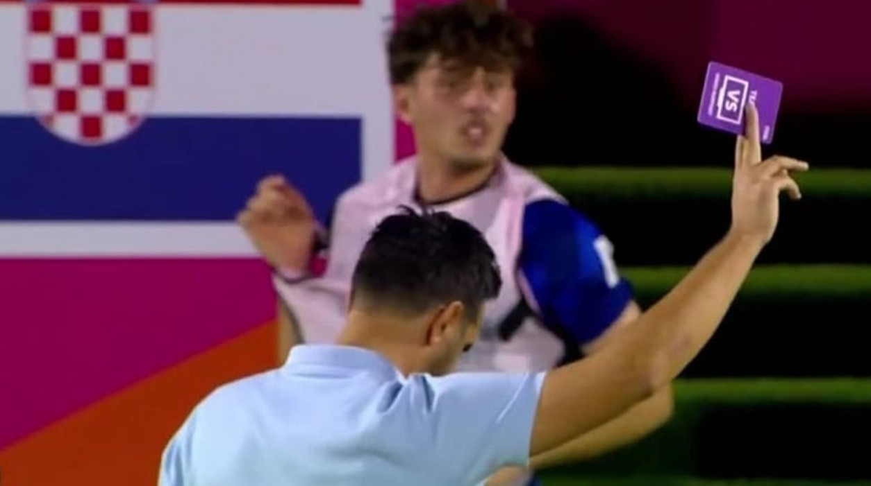 За првпат еден тренер искористи виолетов картон (ВИДЕО)